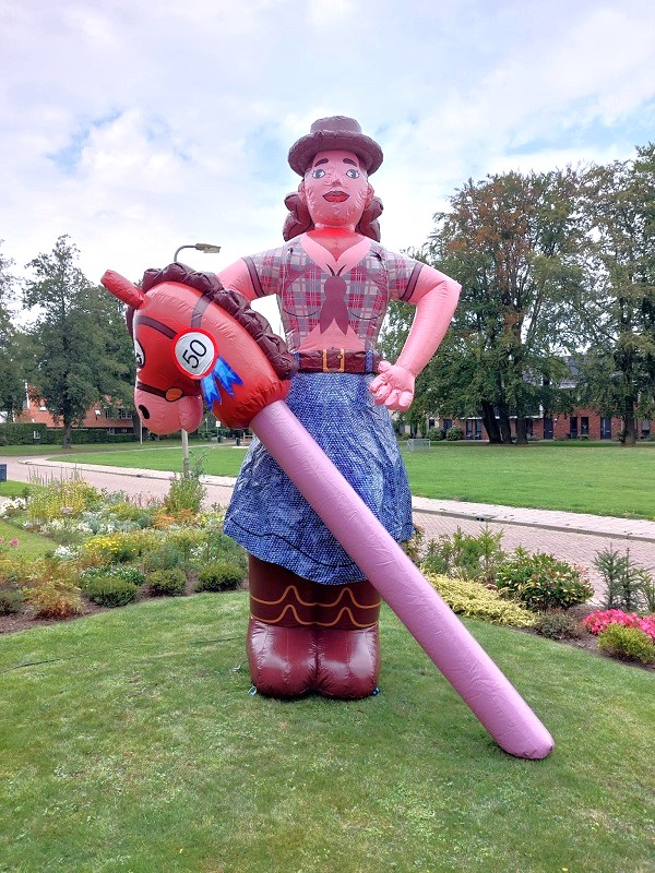 Sarah opblaas pop Amazone op paard