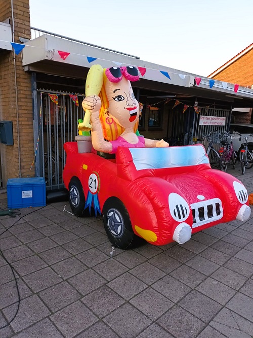 Sarah pop in auto cabrio