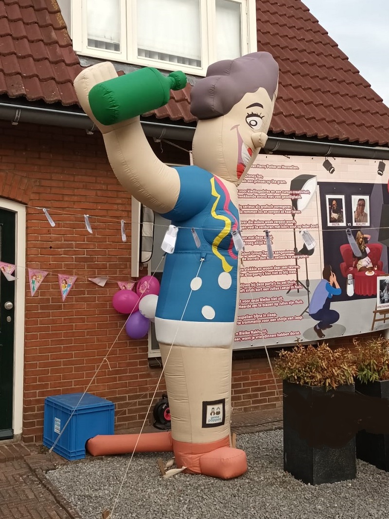 Halve Sarah opblaaspop Feestend - Afbeelding 2